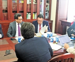 El presidente del Senado, Efraín Cepeda, se reunió ayer, por última vez, con su equipo jurídico.
