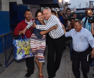 Familiares y amigos los recibieron al pastor Manuel Salvador Ibarra a la salida de La Modelo.