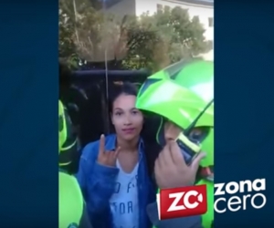 El colmo del descaro: la mujer saludó a la cámara tras el atraco sin ninguna vergüenza. 