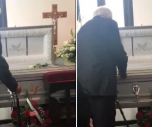 Abuelo cantando a su esposa muerta.