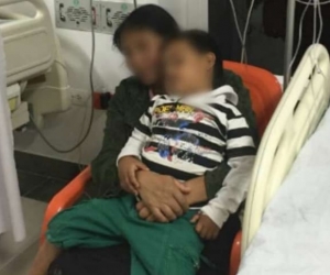 Niño ebrio e intoxicado por culpa de su padrastro.