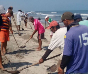 Pescadores atendiendo la emergencia ambiental.