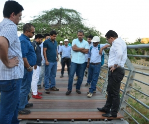 El alcalde Rafael Martínez inspeccionó la obra del sendero peatonal.