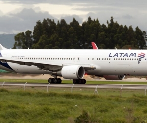 Foto de archivo de un avión de Latam Airlines.
