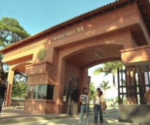 Entrada de la Universidad del Magdalena.