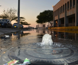 Desbordamiento de aguas negras en el Centro de Santa Marta. 