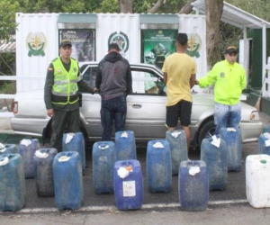 Andrés Felipe Moncada Sánchez  y un menor de edad capturado por contrabando de gasolina.