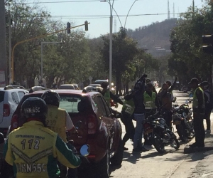 Grupos de policías se agolpan en los semáforos para hacer requisas.