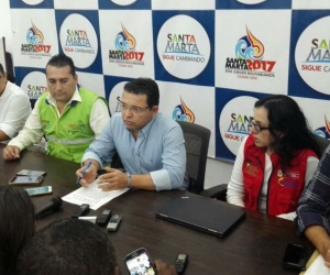 Alcalde Rafael Martínez acompañado por representantes de diferentes instituciones involucradas en el proyecto.