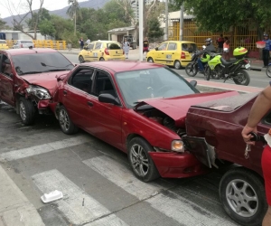 El triple choque se produjo cerca a la 1:30 p.m.