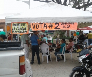 Comando electoral del candidato Luis Pinzón en pleno espacio público.