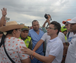 Carlos Caicedo tratando de dialogar con los habitantes de Uribia.