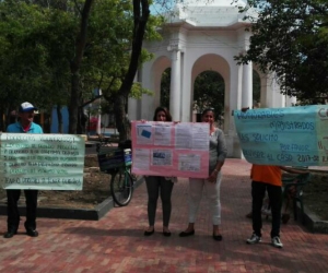 La mujer junto a su hija y vecinos realiza un plantón frente al Palacio de Justicia de Santa Marta.