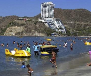 El gremio hotelero alertó que la vacuna pondría en riesgo el turismo de Semana Santa.