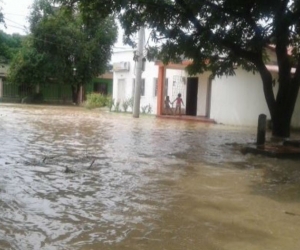 Desbordamiento en Zona Bananera por la creciente de Río Frío.