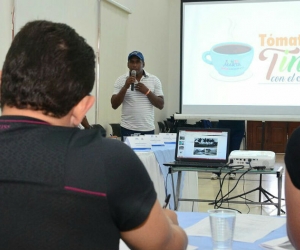 El alcalde Rafael Martínez se reunió con los pescadores.