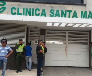 Esperan en la entrada de la clínica noticias sobre Martín Elías.