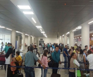 Pasajeros en los counter del aeropuerto de Santa Marta.