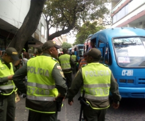 Quinientos uniformados se tomaron sorpresivamente la carrera quinta.