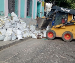 Recolección de escombros en la ciudad de Santa Marta. 