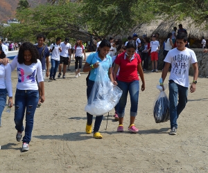Los estudiantes recorrieron la playa de Taganga recogiendo basuras.