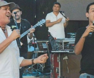 Carlos Vives y Martín compartiendo escenario.