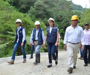 Manuel Vives Rovira (der) haciendo una visita a terreno con la Gobernadora. 