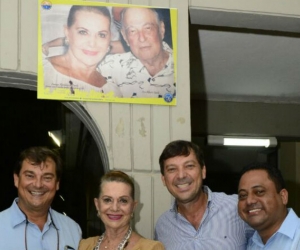 Doña Carmen Abondano de Dávila, acompañada de sus hijos y el fotoperiodista Federico Díaz.