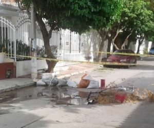 Los habitantes del sector cerraron la calle para evitar accidentes.