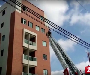 Momentos en personal del Cuerpo de Bomberos tratan de persuadir al cantante no se lanzará del quinto piso.