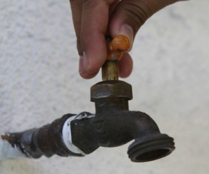 El agua será suspendida este domingo en siete barrios de la ciudad.