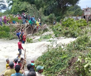 Habitantes de la región llegaron hasta el lugar donde se desbordó el río para tratar de detener la creciente.  