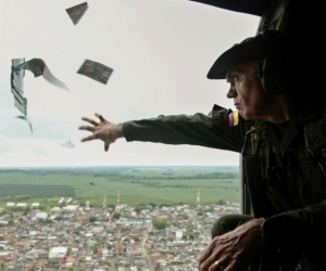 El comandante de la Policía Antinarcóticos, José Mendoza, lanza volantes informativos desde un helicóptero