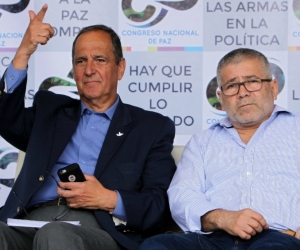El negociador del proceso de paz con el Ejército de Liberación Nacional (ELN), Juan Camilo Restrepo (i), y el vocero del ELN en los diálogos de Quito, Juan Carlos Cuellar. 