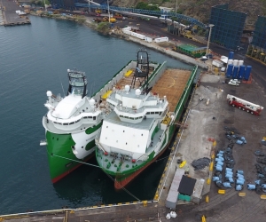  Los dos buques que arribaron al puerto samario. 