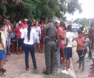 Personal de Electricaribe en diálogo con la comunidad.