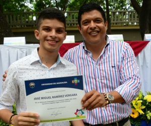 El Rector Pablo Vera Salazar entregó una distinción al estudiante José Miguel Ramírez por su excelente desempeño en las Pruebas Saber Pro 2016. 