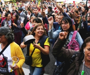 Cientos de maestros y alumnos participan en una marcha.