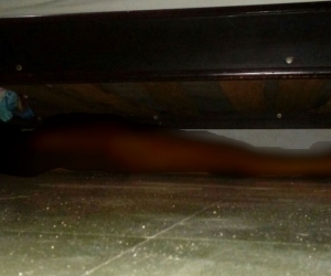 El cuerpo sin vida fue encontrado desnudo y debajo de una cama.