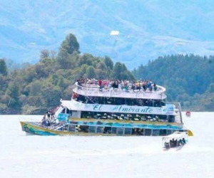 La embarcación "El Almirante" se hundió a las 2 de la tarde. 