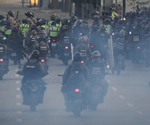 Efectivos de la Guardia Nacional Bolivariana (GNB, policía militarizada) transitan las calles durante una protesta antigubernamental hoy.