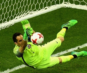 Bravo paró los únicos tres lanzamientos que pudo hacer Portugal. 