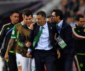 Osorio es sujetado por integrantes del cuerpo técnico y jugadores de la selección de México. 