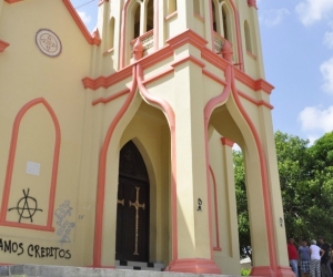 Fachada de la iglesia Santa María Magdalena, pintada con grafitis en la madrugada de hoy.  