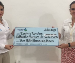 Findeter, hizo entrega de un cheque simbólico por $3 mil millones a la Secretaria de Hacienda de Santa Marta, Kelly Johana González. 