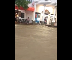 El aguacero que cayó este sábado en Santa Marta generó caos en la vía a Minca.