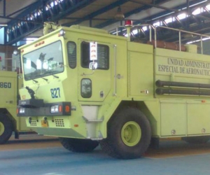 Estos son los dos camiones de Bomberos que operan en el aeropuerto de Santa Marta.