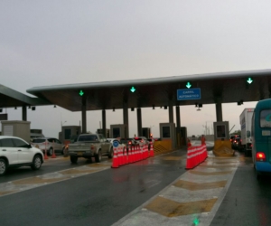 Mientras los demás carriles permanecen congestionados, el carril automático está siempre vacío.