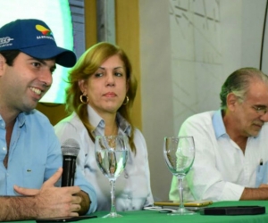 Clara Luz Rondán, directora de Coldeportes, acompaña a Daniel Noguera, director de los Juegos Centroamericanos y del Caribe. 