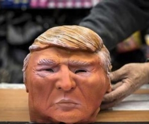 Los ladrones usaban las máscaras de Trump para esconder sus rostros.